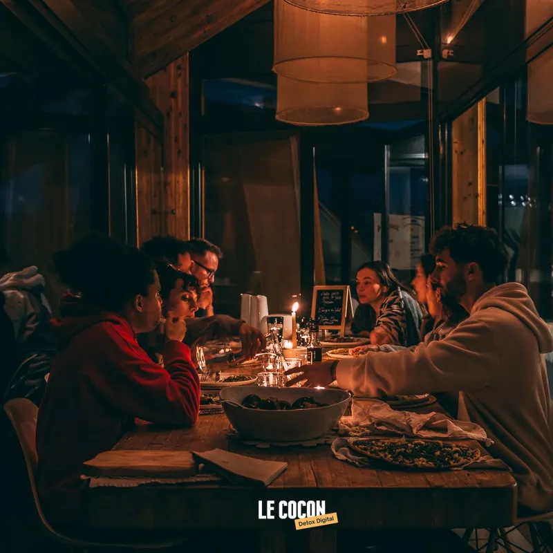Dîner aux chandelles partagé entre participants lors d'une retraite Le Cocon Detox Digital