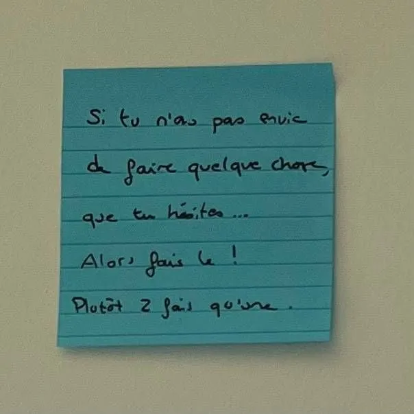 Post-it manuscrit : « Si tu n'as pas envie de faire quelque chose, que tu hésites… Alors fais-le ! »