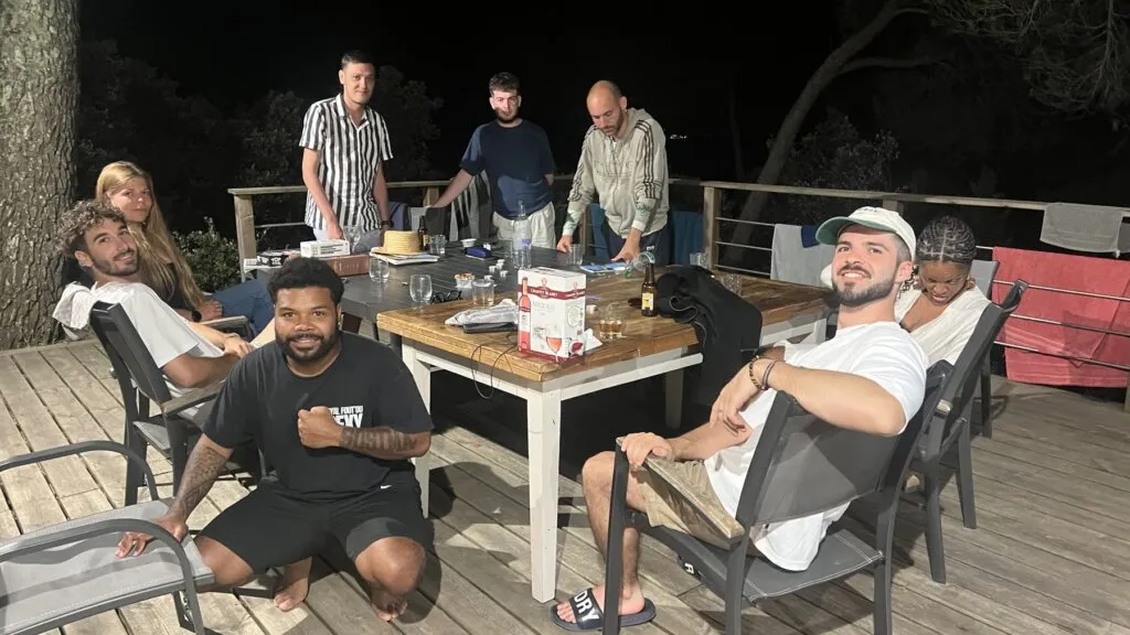 Le groupe du Cocon autour de la table sur la terrasse, le soir, Aix-en-Provence, juin 2026