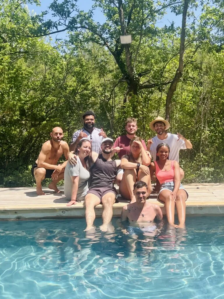 La cohorte du Cocon réunie au bord de la piscine, Aix-en-Provence, juin 2026
